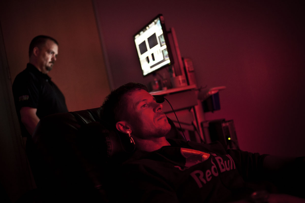 Felix Baumgartner during neurofeedback training with Bryan Hixson in a red-lit room